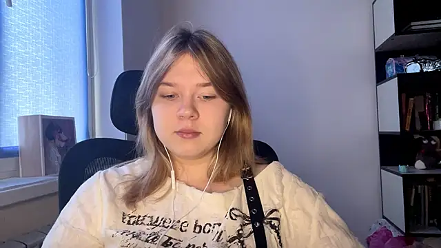 TomikoPfau online show from 04-24-26, 07:44