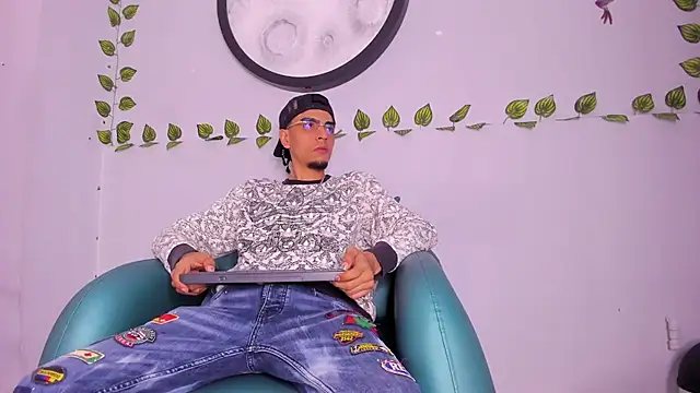 Snapshot of Endrick-23 chatting on 03-12-26, 03:45 Endrick-23 online show from 03-12-26, 03:45