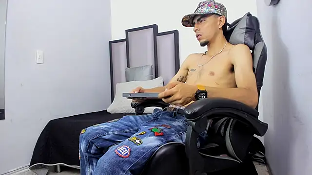 Snapshot of Endrick-23 chatting on 03-13-26, 03:24 Endrick-23 online show from 03-13-26, 03:24