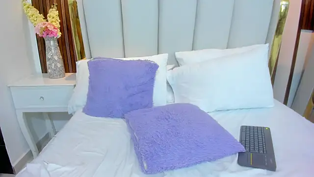 Snapshot of Sophia_Joness_ chatting on 03-10-26, 04:06 Sophia Joness online show from 03-10-26, 04:06