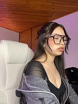 Snapshot of Mady_Pink chatting on 02-27-26, 04:23 Mady Pink online show from 02-27-26, 04:23