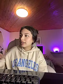 Snapshot of Mady_Pink chatting on 03-17-26, 04:28 Mady Pink online show from 03-17-26, 04:28