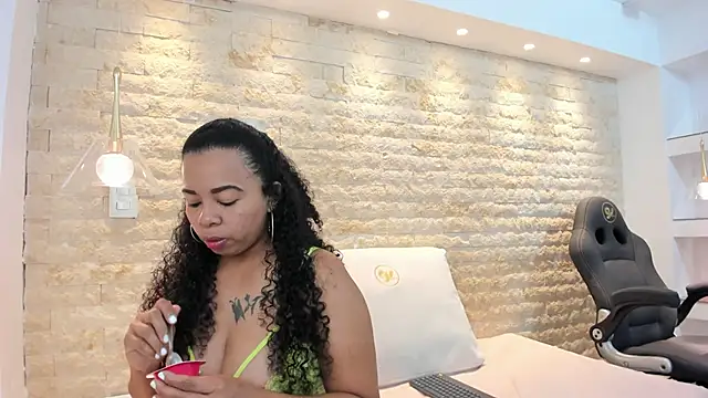 Snapshot of aitana_cole chatting on 03-09-26, 03:54 aitana cole online show from 03-09-26, 03:54