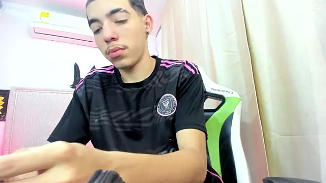 Snapshot of Bad_bunnyy_ chatting on 02-21-26, 12:17 Bad bunnyy online show from 02-21-26, 12:17