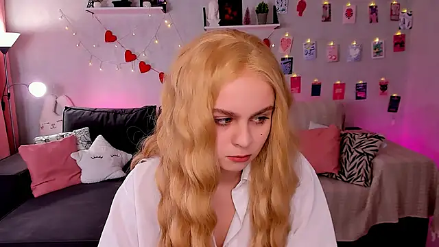 Snapshot of VivienAllen chatting on 02-22-26, 09:08 VivienAllen online show from 02-22-26, 09:08