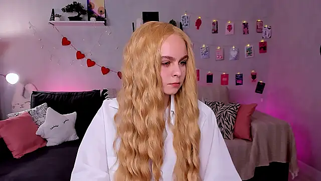 Snapshot of VivienAllen chatting on 03-03-26, 09:15 VivienAllen online show from 03-03-26, 09:15