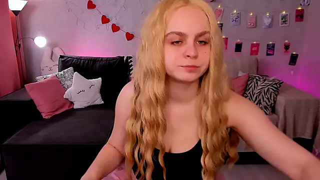 Snapshot of VivienAllen chatting on 03-10-26, 04:17 VivienAllen online show from 03-10-26, 04:17