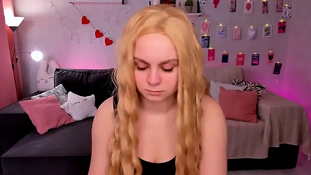 Snapshot of VivienAllen chatting on 03-12-26, 09:04 VivienAllen online show from 03-12-26, 09:04