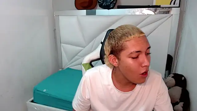 Snapshot of Street_poemm_ chatting on 02-26-26, 04:33 Street poemm online show from 02-26-26, 04:33