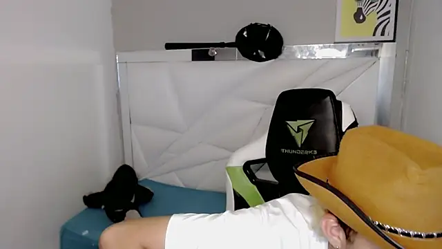 Snapshot of Street_poemm_ chatting on 03-04-26, 09:26 Street poemm online show from 03-04-26, 09:26