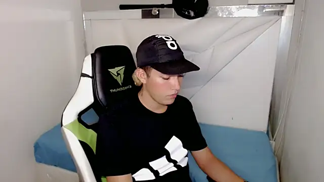 Snapshot of Street_poemm_ chatting on 03-05-26, 04:19 Street poemm online show from 03-05-26, 04:19