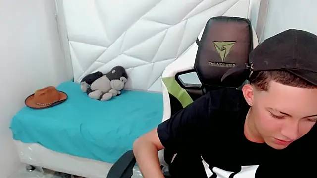 Snapshot of Street_poemm_ chatting on 03-08-26, 03:43 Street poemm online show from 03-08-26, 03:43