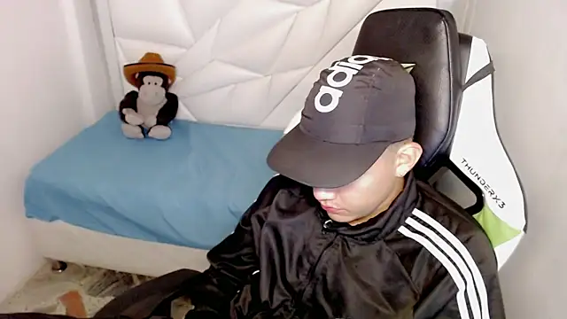 Snapshot of Street_poemm_ chatting on 03-11-26, 03:34 Street poemm online show from 03-11-26, 03:34