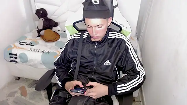 Snapshot of Street_poemm_ chatting on 03-13-26, 03:35 Street poemm online show from 03-13-26, 03:35