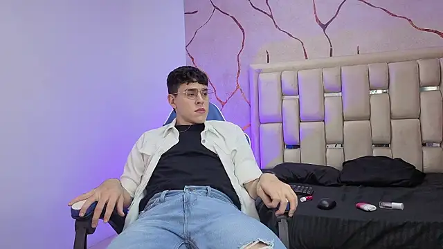 Snapshot of IanBlake_ chatting on 03-12-26, 08:26 IanBlake online show from 03-12-26, 08:26