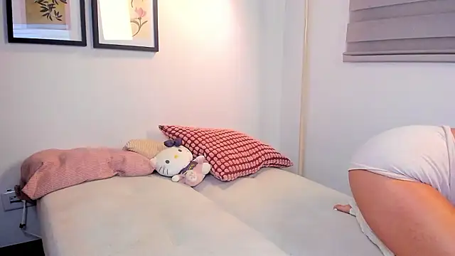 Snapshot of SarahandBast chatting on 03-19-26, 03:43 SarahandBast online show from 03-19-26, 03:43