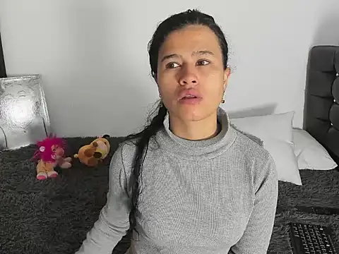 LatinaQueen23 online show from 03-27-26, 01:44