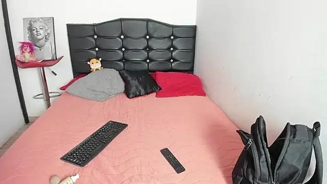 LatinaQueen23 online show from 04-28-26, 03:50