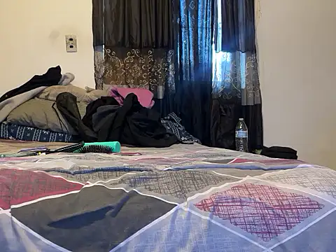 Snapshot of enimanocturno chatting on 02-22-26, 12:01 enimanocturno online show from 02-22-26, 12:01