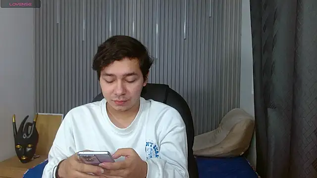 Snapshot of Julian_Smith21 chatting on 06-12-26, 04:00 Julian Smith21 online show from 06-12-26, 04:00