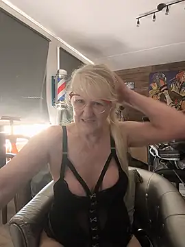 Heidiblueeyes online show from 06-25-26, 08:41