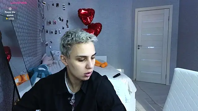 Snapshot of LuxuryLoverss chatting on 03-15-26, 10:54 LuxuryLoverss online show from 03-15-26, 10:54