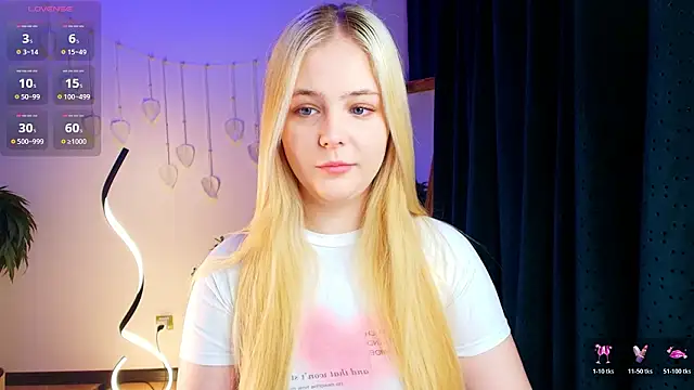 Snapshot of Elle_Funning chatting on 03-11-26, 03:01 Elle Funning online show from 03-11-26, 03:01