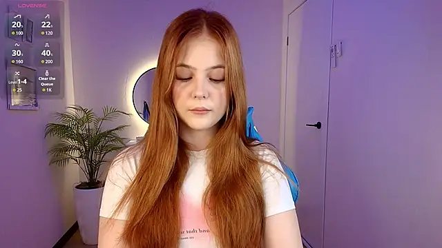 Snapshot of Elle_Funning chatting on 03-26-26, 02:17 Elle Funning online show from 03-26-26, 02:17