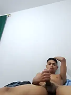 Snapshot of Lluviadeorohd chatting on 02-23-26, 04:43 Lluviadeorohd online show from 02-23-26, 04:43