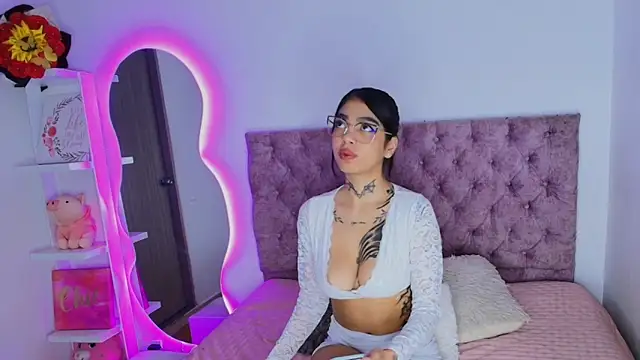 Snapshot of CamilaVelour chatting on 03-11-26, 03:01 CamilaVelour online show from 03-11-26, 03:01