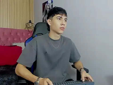 Snapshot of AronTawers chatting on 03-10-26, 12:32 AronTawers online show from 03-10-26, 12:32