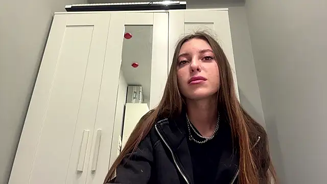 Snapshot of selena_favn chatting on 03-06-26, 02:19 selena favn online show from 03-06-26, 02:19