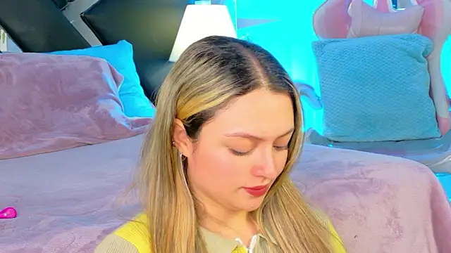 Snapshot of Giigii_Hadid_ chatting on 02-25-26, 08:18 Giigii Hadid online show from 02-25-26, 08:18