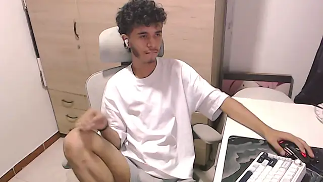 Snapshot of axeldarkk chatting on 03-05-26, 07:21 axeldarkk online show from 03-05-26, 07:21