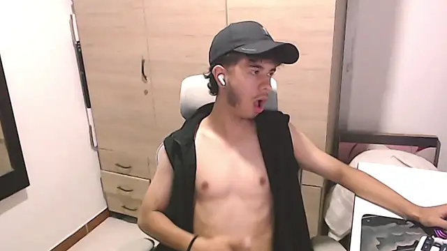 Snapshot of axeldarkk chatting on 03-10-26, 07:30 axeldarkk online show from 03-10-26, 07:30