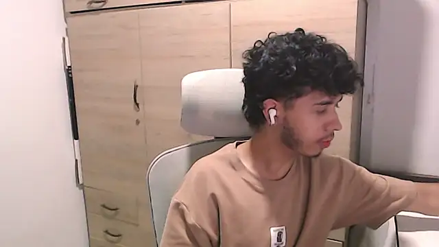 Snapshot of axeldarkk chatting on 03-11-26, 08:15 axeldarkk online show from 03-11-26, 08:15