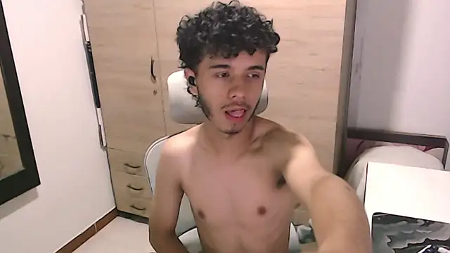 Snapshot of axeldarkk chatting on 03-12-26, 06:36 axeldarkk online show from 03-12-26, 06:36