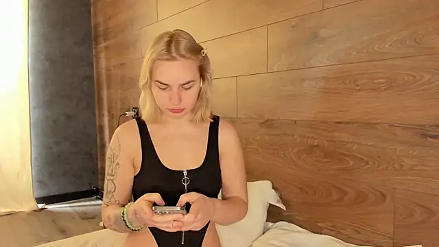 AmmyLuu online show from 04-28-26, 10:53