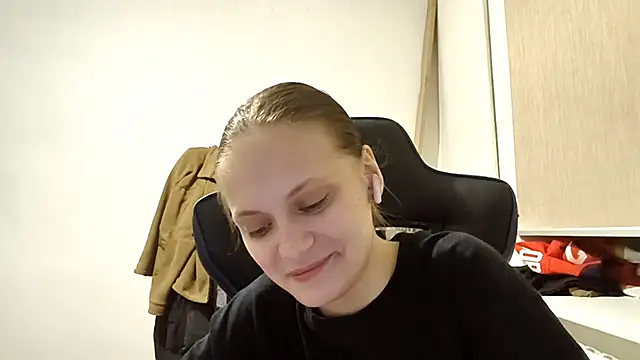 Snapshot of LuluSweetyGirl chatting on 03-16-26, 01:37 LuluSweetyGirl online show from 03-16-26, 01:37