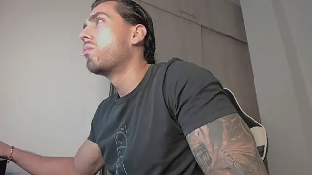 Snapshot of Axel__Blaze chatting on 05-13-26, 01:08 Axel Blaze online show from 05-13-26, 01:08