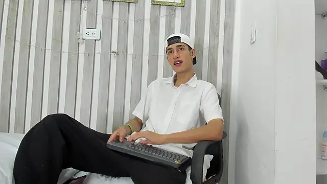 Snapshot of Thiagoduarte_ chatting on 03-11-26, 11:38 Thiagoduarte online show from 03-11-26, 11:38