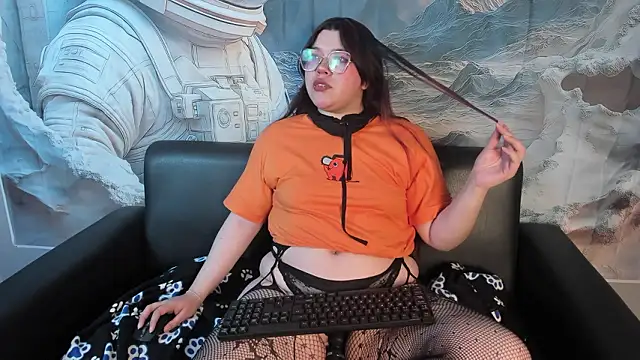 Snapshot of NicoleeDemara chatting on 03-14-26, 07:30 NicoleeDemara online show from 03-14-26, 07:30