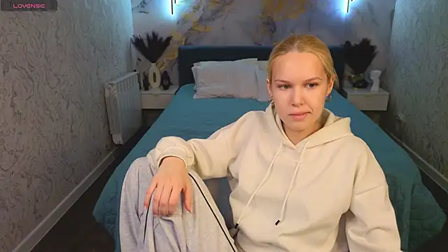 Snapshot of Ella-Ley chatting on 03-15-26, 09:26 Ella-Ley online show from 03-15-26, 09:26