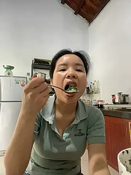Snapshot of Ivy_Trix2 chatting on 05-06-26, 02:40 Ivy Trix2 online show from 05-06-26, 02:40