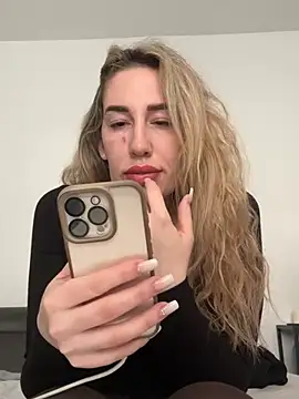 JuliaPrivat online show from 03-06-26, 10:45