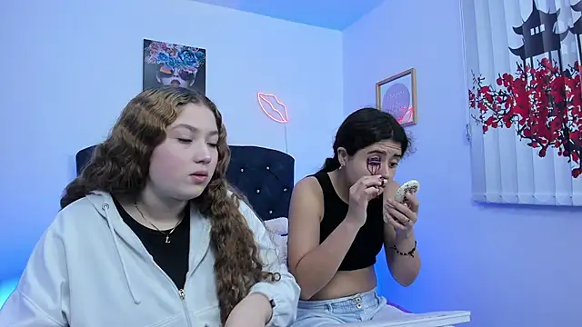 valeria and zoe online show from 03-18-26, 01:47