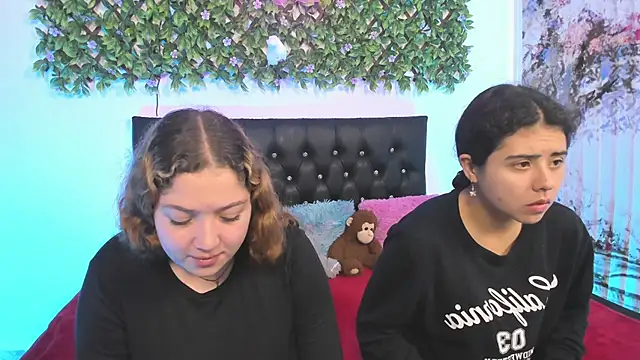 valeria and zoe online show from 04-28-26, 02:00