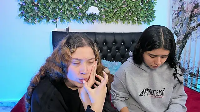 valeria and zoe online show from 04-29-26, 02:10