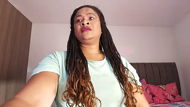 Snapshot of luxy_benet chatting on 04-30-26, 10:10 luxy benet online show from 04-30-26, 10:10