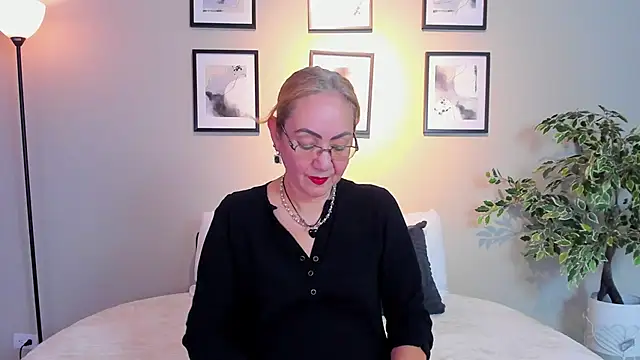 Victoria Firee online show from 06-11-26, 07:34